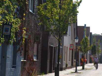 Neustadtg&ouml;dens &ndash;hier die Kirchstra&szlig;e &ndash; profitiert seit 2009 von der St&auml;dtebauf&ouml;rderung. Private Eigent&uuml;mer haben die M&ouml;glichkeit allerdings nur wenig genutzt.