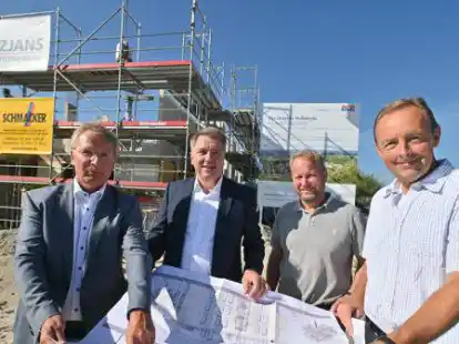 Startschuss f&uuml;r die ersten H&auml;user in der Smart  City  &bdquo;Helleheide&ldquo; (von links):  GSG-Gesch&auml;ftsf&uuml;hrer Stefan K&ouml;nner,  OB J&uuml;rgen Krogmann,   Johannes V&ouml;lkel von der Firma  Kreuzjans und Architekt Stefan Scheper
