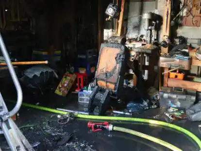 Der Brand und der folgende Einsatz der Feuerwehr hinterlie&szlig;en in der Werkstatt deutliche Spuren.