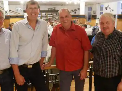 Der Aufsichtsratsvorsitzende Frank Franksen (links) und der Vorstandsvorsitzende Dieter H&uuml;lstede (rechts) verabschiedeten Heiko Plump (2. von links) und begr&uuml;&szlig;ten Detlef R&ouml;ver.