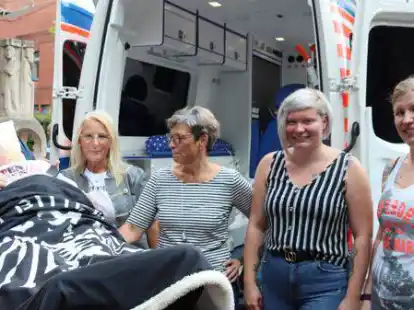 Bernd Walter (61) aus Friesoythe f&auml;hrt mit dem ASB-W&uuml;nschewagen zum Soundcheck und Treffen mit den Toten Hosen auf der B&uuml;rgerweide in Bremen. Begleitet wird er von Betreuungskraft Karin Dumstorff (von links), Marlies Steenken vom ASB und den Pflegekr&auml;ften Kyra L&uuml;ken und Ingrid Bookjans.