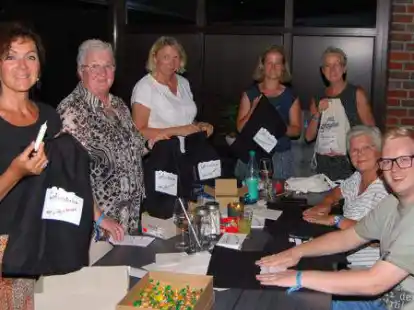 Bei den letzten Vorbereitungen f&uuml;r den n&auml;chsten Gottesdienst in Altenoythe: das Laboratoriums-Team (von links) Irene Block, Annette Jahn, Sabine Orth, Anja L&uuml;bbers, Irmgard Greten, Gabi Tepe und Niklas Reinken.