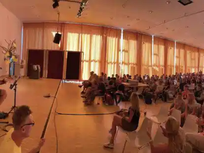 Musiklehrer L&uuml;der Schulken (links) stimmte gemeinsam mit F&uuml;nftkl&auml;sslern und Eltern die Hymne &bdquo;K&ouml;nig der Waldschule&ldquo; &ndash; frei nach &bdquo;K&ouml;nig von Deutschland&ldquo; an.