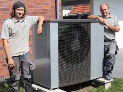 Diese Luft-W&auml;rmepumpe, die Heizungsbauer Alex Pflaum (rechts) und sein Geselle Daniel Zilinskis installiert haben, versorgt einen Neubau mit f&uuml;nf Wohneinheiten.