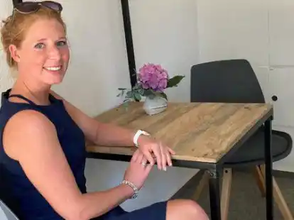 Schulleiterin Cathrin Witte pr&auml;sentiert den neu gestalteten Wartebereich am Verwaltungseingang der Grundschule Heide.