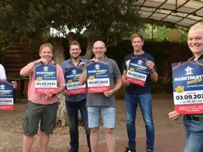 Freuen sich auf die Marktparty in Ramsloh: das Organisations-Team um Uwe Drees (von links), Martin Thoben, Andre Stoppelmann, Ralf K&ouml;sters, Karsten Fugel und Sandra Janssen.