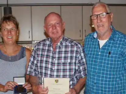 Heike Simon und Hans-Dieter Schierloh dankten Wolfgang Jurdecki (Mitte) f&uuml;r sein 33-j&auml;hriges Engagement als Kassenwart.