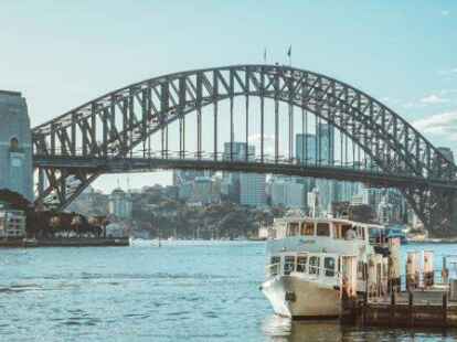 Die Sydney Harbour Bridge stellt die Hauptverbindung zwischen Sydneys Nord- und S&uuml;dk&uuml;ste dar und wird von Einheimischen schlicht &bdquo;coat hanger&ldquo; (deutsch: Kleiderb&uuml;gel) genannt. Sie ist 1149 Meter lang und 90 Jahre alt.