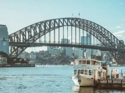 Die Sydney Harbour Bridge stellt die Hauptverbindung zwischen Sydneys Nord- und S&uuml;dk&uuml;ste dar und wird von Einheimischen schlicht &bdquo;coat hanger&ldquo; (deutsch: Kleiderb&uuml;gel) genannt. Sie ist 1149 Meter lang und 90 Jahre alt.