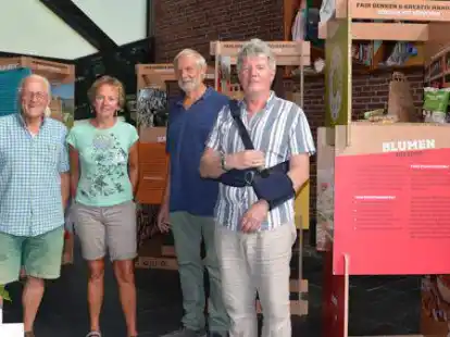 Freuen sich &uuml;ber die Fair-Trade-Ausstellung in der Stadtkirche Jever: (von links): Gustav Zielke, Maike Poppinga, Edzard de Buhr und Pastor R&uuml;diger M&ouml;llenberg