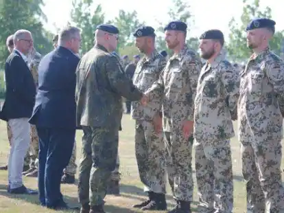 Bataillonskommandeur Andre Knappe, die Milit&auml;rpfarrer Rainer Sch&ouml;nborn und Bernhard Jacobi, B&uuml;rgermeister Mario Szlezak sowie Regimentskommandeur Helge Gerken (von links) verabschieden die Soldaten per Handschlag in die Auslandseins&auml;tze.