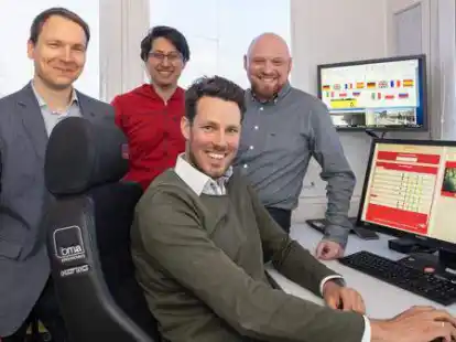 Der Prototyp funktioniert, die Gr&uuml;nder strahlen: Dr. Szymon Krupinski (von links), Arturo Gomez Chavez, Maximilian Storp und Dr. Christian M&uuml;ller von WasteAnt am Kontrollmonitor im Bremer Mittelkalorik-Kraftwerk  der swb.