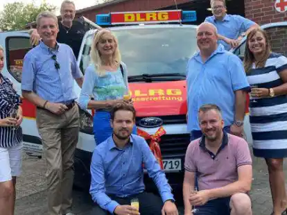 Christine Detken (von links), B&uuml;rgermeister Ralf Wessel, Peter Breitkopf, die stv. B&uuml;rgermeisterin Christel Zie&szlig;ler, Hendrik Erdmann, Timo Vetter, J&ouml;rg Eggers und Kristoff Braun von DLRG sowie Kirsten K&ouml;nig bei der &Uuml;bergabe des neuen DLRG-Fahrzeugs.