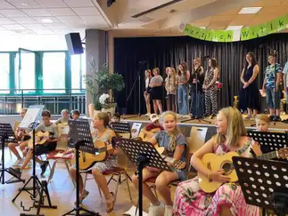 Herzlich willkommen! &ndash; Die Gitarren- und Bl&auml;serklassen sowie der Chor begr&uuml;&szlig;ten die neuen F&uuml;nftkl&auml;ssler musikalisch.