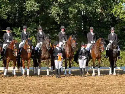 Mit einem Doppelerfolg beendeten die Reitsportlerinnen des Kreisreiterverbandes Oldenburger M&uuml;nsterland in Hude die Saison (von links): Yvonne Kathmann-Tegeler mit Dornella, Nadine Seebauer mit Lexa, Kim Schr&ouml;er mit Lord Limbo, Katharina Gerdes mit Dormella, Mannschaftsf&uuml;hrerin Chris Schr&ouml;er (Team OM 1) und Ann Kathrin Tangemann mit Danciana, Mannschaftsf&uuml;hrerin Susanne Bartjen, Annika Deddens mit Lan Cinzano, Julia Meyer mit Dark Angel und Merle Geesen mit Don Rosario