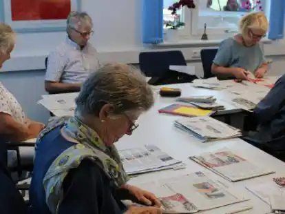 Die ehrenamtlichen Mitarbeiter und Mitarbeiterinnen bei der Suche nach geeigneten Artikeln f&uuml;r die H&ouml;rzeitung: Heide Hauck (vorne) mit (von links) Christine Schnittenhelm, Hubertus Lobers, Erika Meier und Detlev Gerke.