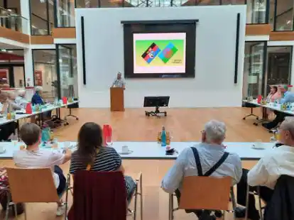 Blick in die Runde. Am Rednerpult informiert J&ouml;rg Lindemann vom 1. Sinti-Verein Ostfriesland &uuml;ber die Projektarbeit des Vereins.