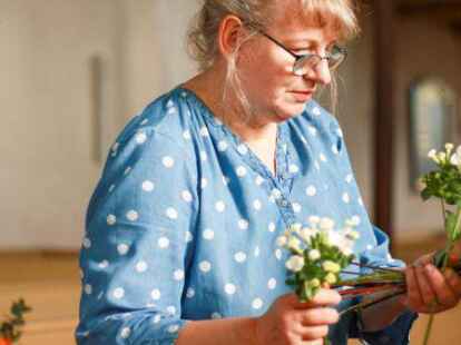 Hofft in bundesweitem Wettbewerb auf den Platz ganz oben auf dem Siegertreppchen: die Auricher Floristin Katrin Schauroth.