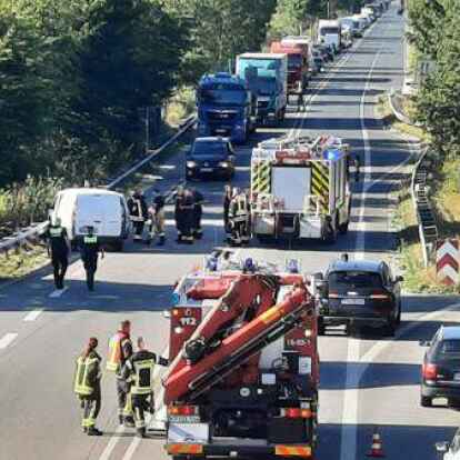 Unfall auf der B210 bei Jever: Ein wei&szlig;er Transporter ist nach links von der Fahrbahn abgekommen.