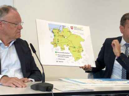Stellen mit Hilfe einer Karte das nieders&auml;chsische Wasserstoffnetzwerk vor: Ministerpr&auml;sident Stephan Weil (links) und Energieminister Olaf Lies (beide SPD). Auf dem Bild fehlt Wirtschaftsminister Bernd Althusmann (CDU)