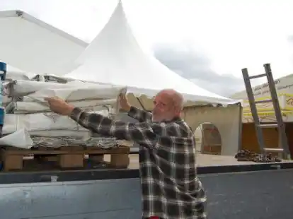 Auch in den vergangenen Jahren ist beim Rodenkircher Markt mindestens ein Festzelt aufgebaut worden.