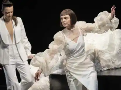 <p>&bdquo;Schwarze Schw&auml;ne&ldquo; von Christina Kettering feierte im April Premiere.  Franziska Werner und Julia Friede sind in den Rollen der beiden Schwesternzu sehen. </p>