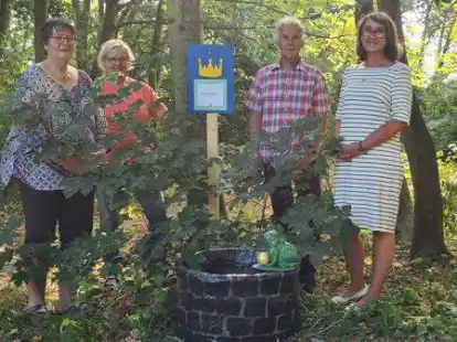 Freuen sich auf den Aktionstag &bdquo;Willkommen im M&auml;rchenpark&ldquo; (von links): Martina Geberzahn, Kassenwartin des B&uuml;rgervereins Stollhamm, Ina Korter vom Arbeitskreis Gezeiten sowie Burghard (2. Vorsitzender des B&uuml;rgervereins) und Nicole Wohlfeil (Schriftf&uuml;hrerin des B&uuml;rgervereins)