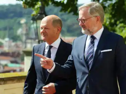Der tschechische Ministerpr&auml;sident Petr Fiala (rechts) begr&uuml;&szlig;t Bundeskanzler Olaf Scholz (SPD) in Prag.