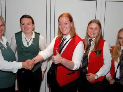 Daumen hoch zeigte die neue K&ouml;nigin des Sch&uuml;tzenvereins Harkebr&uuml;gge Eva-Maria Oeltjenbruns (Mitte). Mit ihr freuten sich Vorsitzende Heidi Eilers (v.l.), Tomke M&uuml;ller, Ella-Marie Cordes und  Hannah Pacholke.