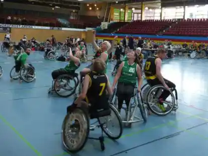 Rollstuhl-Basketball in der Nordfrost-Arena: Dank der Sponsoren wurden die Teilnehmenden erstmals mittels Fahrdienst &uuml;ber die Stadt verteilt.