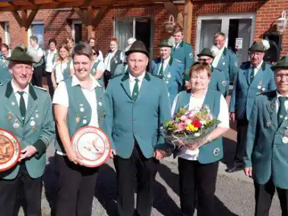 Gek&uuml;rt wurde beim Sch&uuml;tzenverein Edewechterdamm das neue Kaiserpaar und auch die Ehrenscheiben wurden verliehen (v.l.) Thomas  Wassen, Ilka Remmers, Martin Ruchay, Traute Harms und J&ouml;rg Grube.
