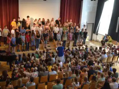 Beim Schulstart f&uuml;r die F&uuml;nftkl&auml;ssler am Landkreisgymnasium herrschte gro&szlig;en Andrang im GAG-Forum.