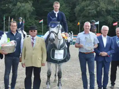 Johannes Ehning (auf Pferd C-Jay3), Sieger im Gro&szlig;en Preis, gratulierten (von links) Hendrik Klatte (Veranstalter), Alexander Durban (Sponsor), Franz Bockholt (Richter), B&uuml;rgermeister Michael Kramer, Europapolitiker Hans-Gert P&ouml;ttering, Richter Heiko Koolmann und Alexandra Klatte (Veranstalterin).