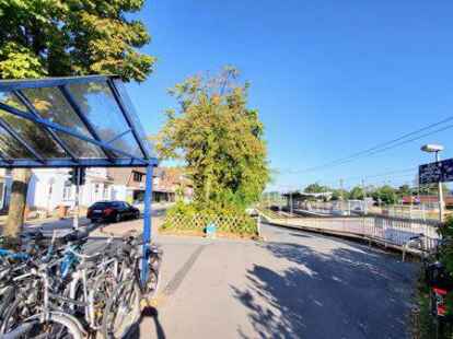 Rechts die Rampe zum Bahnhofstunnel. Der Gr&uuml;nstreifen soll f&uuml;r Fahrradstellfl&auml;chen genutzt werden. Gr&uuml;n bleibt aber auch in einigen Bereichen erhalten.