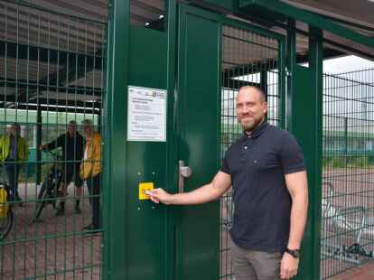 Mit dem Transponder auf das Kontaktfeld: Tobias Hartmann von der Gemeinde zeigt, wie die Fahrradabstellanlage ge&ouml;ffnet wird.