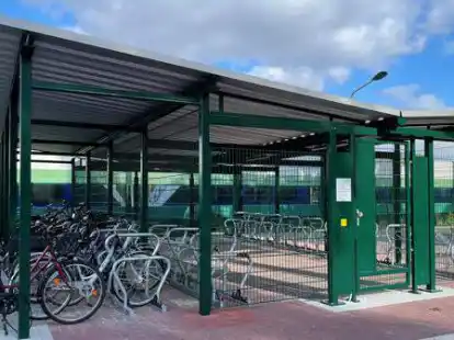 Die neue Fahrradabstellanlage in Sande: Bis zu 38 Fahrr&auml;der k&ouml;nnen hier sicher und trocken untergebracht werden.