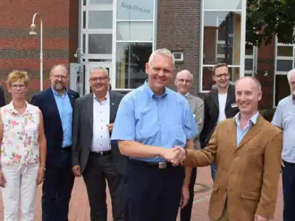 Niedersachsens Wissenschafts- und Kulturminister Bj&ouml;rn Th&uuml;mler (vorne links) informierte sich zusammen mit Matthias Huber (Vizepr&auml;sident Oldenburgische Landschaft, von links), Margret G&ouml;ken (Seelter Buund), B&uuml;rgermeister Thomas Otto, Landtagsabgeordneten Karl-Heinz Bley, J&ouml;rgen Welp sowie Stefan Meyer von der Oldenburgischen Landschaft und Karl-Peter Schramm &uuml;ber die Arbeit von Henk Wolf (vorne rechts).