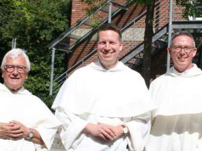Von links: Prior Pater Karl Gierse, der verabschiedete Pater Dr. Andreas Bordowski und Schulleiter des St. Thomas-Kollegs, Pater Christian Flake.