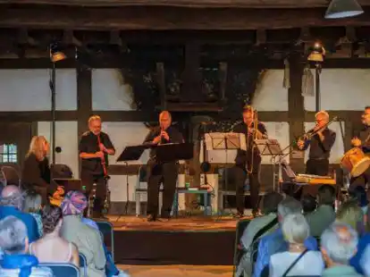 Das italienische Bl&auml;ser- und Perkussionsensemble &bdquo;La Pifarescha&ldquo; l&auml;dt mit Fidel, Schalmei, Pommer, Fl&ouml;ten, Posaunen und Trommeln und mit ihrem Programm &bdquo;Von Krieg und von Frieden&ldquo; in den Hof Hoffmann.