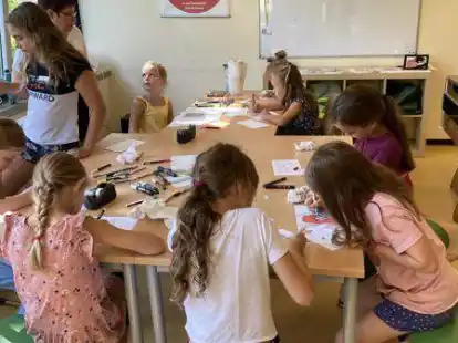 Hatten viel Spa&szlig; bei einer der vielen Ferienpassaktionen: Kinder beim Manga-Zeichnen auf Glas im &bdquo;Kaffeepott&ldquo;.