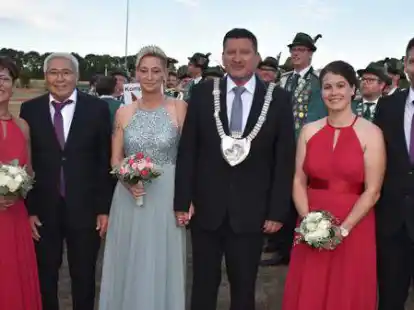 Garrels neuer K&ouml;nigsthron (von links): Hedwig und Herbert Weinzettl, Heike und Rolf Timmen, Kerstin Preuth und Sven Woortmann.