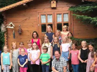 Sie trafen sich zum Sommerfest in Rallenb&uuml;schen: Die Jungen und M&auml;dchen des Kinderchors &bdquo;Friesenspatzen&ldquo;.