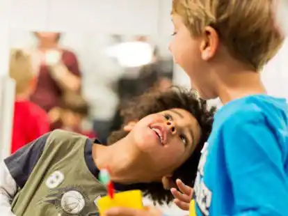 Alles sauber? Bereits in Kita und Grundschule k&ouml;nnen Kinder darauf gemeinsam darauf achten, dass die Z&auml;hne gut geputzt werden.