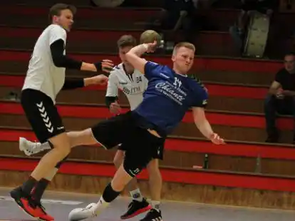 Voll durchziehen wollen schon im Auftaktspiel die SG-Handballer um Lucas R&uuml;debusch (mit Ball).