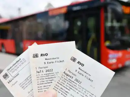 Eine Frau h&auml;lt drei 9-Euro-Tickets f&uuml;r die Monate Juni, Juli und August vor einem Bus des &Ouml;PNV hoch. Millionen verkaufte 9-Euro-Tickets und eine sp&uuml;rbare Verlagerung auf die Stra&szlig;e: Aus Sicht des Verbands Deutscher Verkehrsunternehmen (VDV) war die dreimonatige Sonderfahrkarten-Aktion im &Ouml;ffentlichen Personennahverkehr ein voller Erfolg.