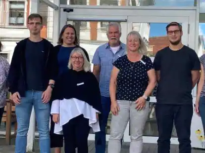 Sozialp&auml;dagogin Carola Machlitt (von links), Teilnehmer Justin Otholt, Projektleiterin der KVHS Anke Renken, Bildungsbegleiterin Dian Spreng, Bildungsbegleiter Volker Eckel, Ausbilderin Birgit Schmidt, Teilnehmer Andreas Reinken und Berufsberaterin Sabrina Soltwedel freuen sich, &uuml;ber den Erfolg der Ma&szlig;nahme.