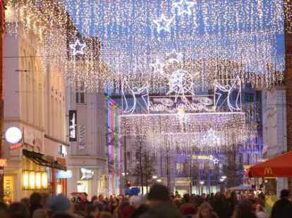 Wird die üppige Oldenburger Weihnachtsbeleuchtung auch 2022 die adventlichen Straßen erhellen? Eine endgültige Entscheidung steht noch aus.