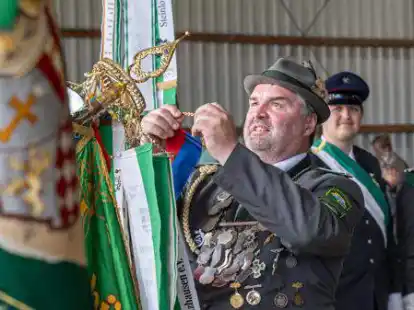 Bundessch&uuml;tzenfest in Neerstedt: Der neue Bundesk&ouml;nig Bernd Ellinghusen &uuml;bergibt zur Erinnerung an das 100-j&auml;hrige Jubil&auml;um des Sch&uuml;tzenbundes Wildeshauser Geest ein Fahnenband an die Vereine.
