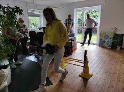 Vor Ort konnten die Politiker gleich die Materialien testen.