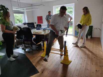 Vor Ort konnten die Politiker gleich die Materialien testen.